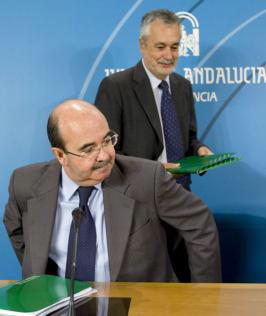 EFE Gaspar Zarrías y José A. Griñán, ayer tras el Consejo de Gobierno