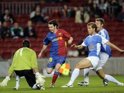 El jugador del F.C. Barcelona intenta superar al portero del Benidorm, Juan Carlos Caballero, durante el partido de la Copa del Rey. /Ap