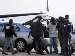 Traslado a París, desde el aeropuerto de Biarritz, del presunto jefe militar de ETA, Aitzol Iriondo , y los otros dos presuntos etarras, Eneko Zarrabeitia y Aitor Artetxe. /Efe