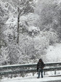 Decenas de vehículos atrapados en la autopista de Asturias y en San Isidro por las fuertes nevadas