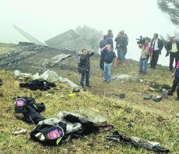 Los restos del avión Yak-42 momentos después del impacto