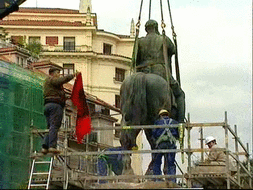 Varios operarios retiran la estatua ecuestre de la principal plaza de Santander, la última que puede verse en una vía pública en España. / Atlas