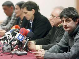 El alcalde de Azpeitia, Iñaki Errazkin (dcha), junto a otros alcaldes de ANV, durante la conferencia de prensa ofrecida para criticar la moción de censura presentada por PNV y EA en su municipio. / Efe