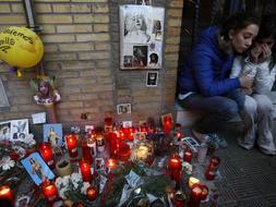 Flores y velas en recuerdo de Marta del Castillo. / Ap