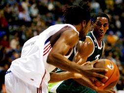 El jugador del Unicaja de Málaga Thomas Kelati (d) defiende a Ruben Douglas (i), del Lottomatica Roma, durante el partido correspondiente a la quinta jornada del Top 16 de la Euroliga que enfrenta a ambos equipos esta noche en el Palacio de los Deportes Martín Carpena. / Efe