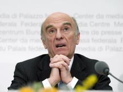 El presidente federal suizo, Hans-Rudolf Merz, director del departamento Federal de Finanzas, habla en rueda de prensa en Berna, Suiza. /Efe