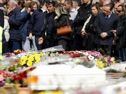 Italia despide a sus muertos y reza por ellos. /AP