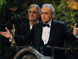 Momento en el que el tenor José Carreras agradece su premio. / Afp