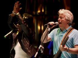 El galés Ken Follet en un momento de su actuación con su banda de blues ./ Efe