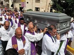 Sacerdotes transportan el féretro del sacerdote español Mariano Arroyo, después del funeral celebrado en la Catedral de La Habana. / Efe