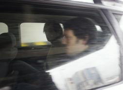 REUTERS El etarra Garikoitz García es conducido en un coche policial al tribunal de Lisboa