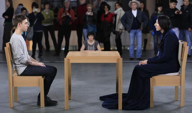 Marina Abramovic estará sentada más de 700 horas en el MoMA