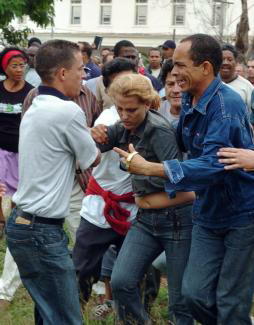 EFE Darsi Ferrer (derecha), durante una marcha pacífica antes de su detención el 21 de julio de 2009