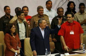 AP Saludo de Raúl Castro en la clausura el domingo del IX Congreso de la Unión de Jóvenes Comunistas