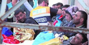 Inmigrantes argelinos llegados en una patera son atendidos en el puerto de Alicante I JUAN CARLOS SOLER