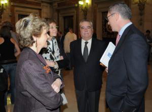JAIME GARCÍA De izquierda a derecha, la viuda de José Vidal-Beneyto, Soledad Luca de Tena, Francisco Giménez-Alemán y Alberto Ruiz-Gallardón