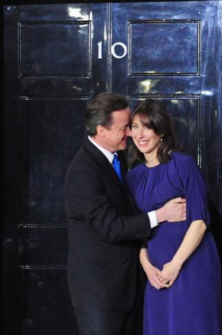 AFP Cameron y su mujer, Samantha, en Downing Street este martes AFP Clegg y su esposa, Miriam, cuando acudieron a votar en Sheffield