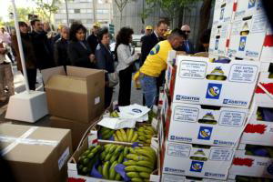 EFE Los cajones de plátano a repartir frente a la sede del Ministerio de Industria, en Madrid