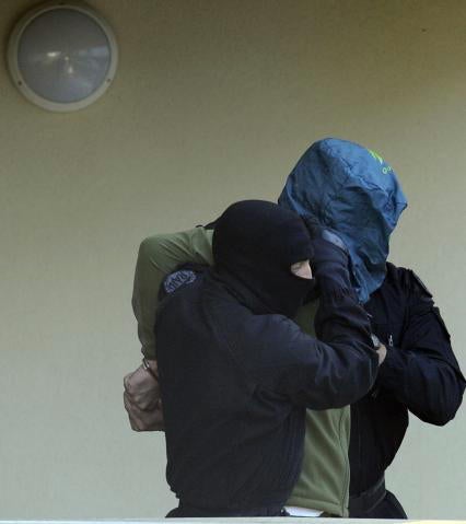 AP Uno de los pistoleros detenidos el jueves es conducido por dos policías franceses