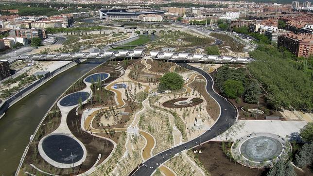 La playa de Madrid Río «subasta» su negocio de bar con tumbonas