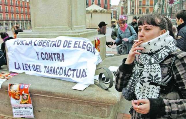 Los hosteleros plantan cara al Gobierno con una protesta contra la ley del tabaco