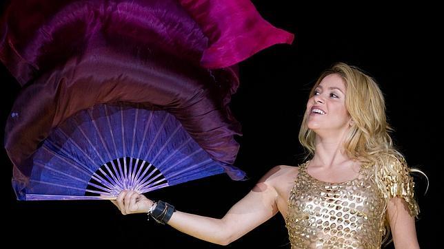 Shakira regaló a Hugo Chávez una guitarra firmada