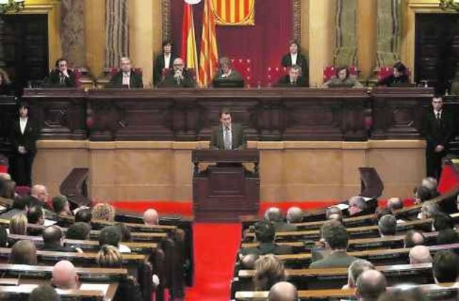 CiU permite que el Parlamento catalán debata prohibir la bandera española