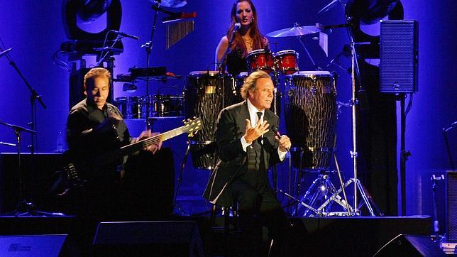 Julio Iglesias se despide de su gira con un accidentado concierto