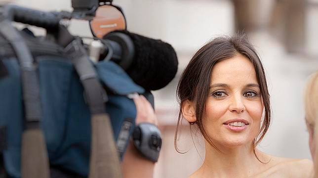 Elena Anaya, «pillada» desnuda en la playa
