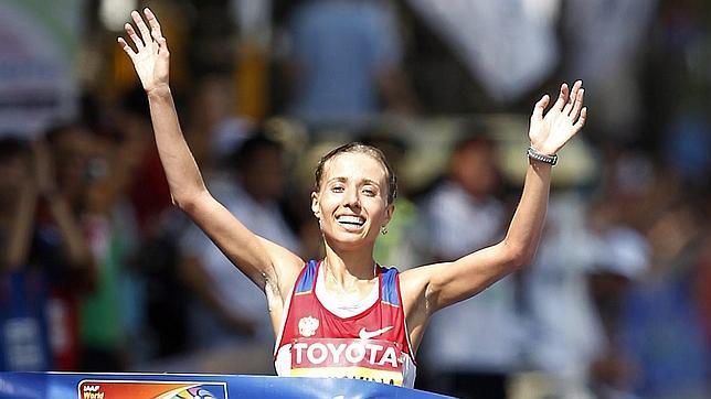 Kaniskina se ciñe la triple corona de la marcha