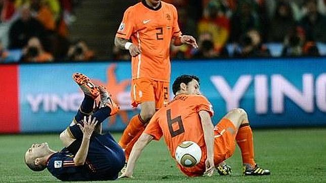 Van Bommel Vs Real Madrid : Robin van Persie vs Real Madrid Away 12-13
