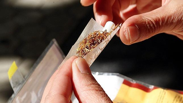 Los neumólogos alertan de que el tabaco de liar es «tan dañino y adictivo» como los cigarrillos empaquetados