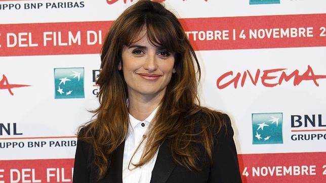 Penélope Cruz reaparece en Roma con un look muy masculino