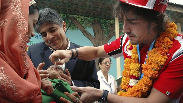 Fernando Alonso visita un hospital infantil en India