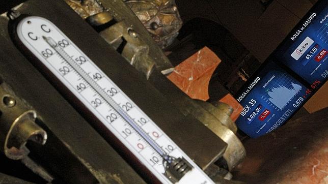 El Ibex 35 cierra con una leve subida y la prima de riesgo se relaja hasta los 412 puntos
