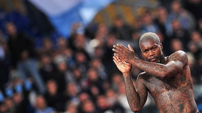 Un mecánico «secuestra» el Bentley de Djibril Cissé