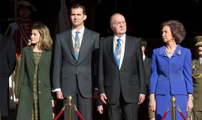 Las Cortes apoyan al Rey con una ovación cerrada