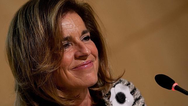 Ana Botella se opera de la vista