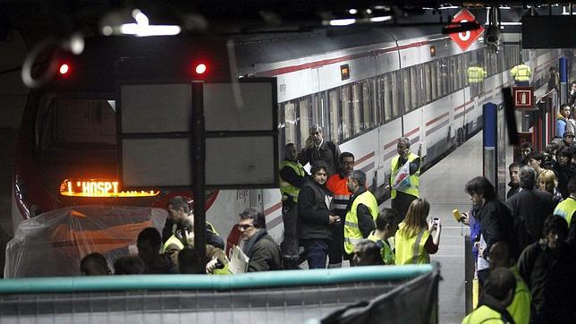 Varios heridos tras la colisión de un tren de Cercanías y un Talgo en Barcelona