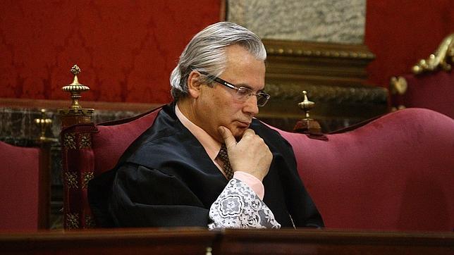 Garzón se sienta en el banquillo por investigar los crímenes del franquismo