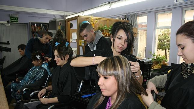 Aprendices de peluquería lavan, peinan y cortan el pelo gratis