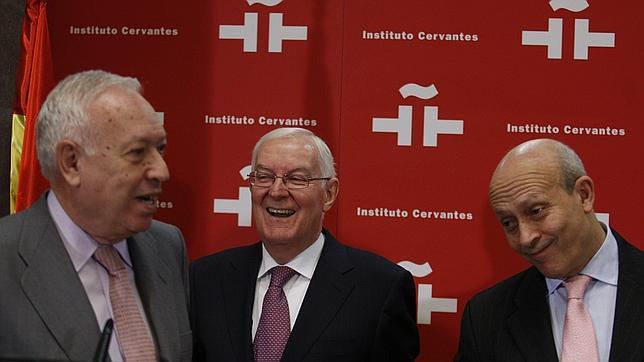 Margallo: «El Cervantes tiene padre y madre, pero pertenece a Exteriores»