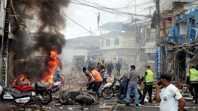 Mueren cinco personas tras la explosión de una moto bomba junto a una comisaría