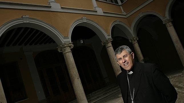 El arzobispo de Toledo critica a las farmacéuticas por no bajar el precio de los imedicamentos contra el sida