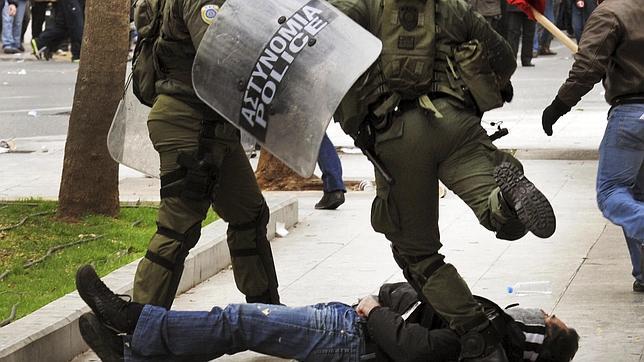 Grecia espera la votación del plan de recortes en medio de la agitación política y social