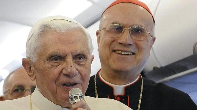El Papa respalda a Bertone frente a los ataques del «Wikileaks» del Vaticano