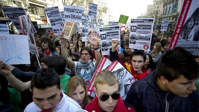 Un millar de estudiantes «toma» la Puerta del Sol contra los recortes educativos