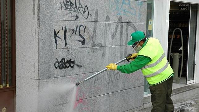 Condenados A Limpiar Grafitis A Destajo