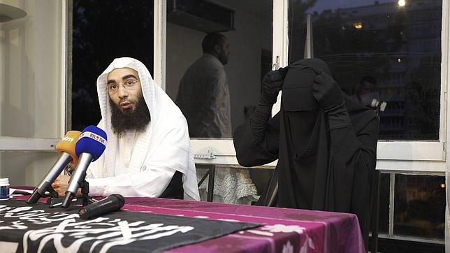 Una conversa cubierta con el «niqab» rompe la nariz a una policía en Bruselas