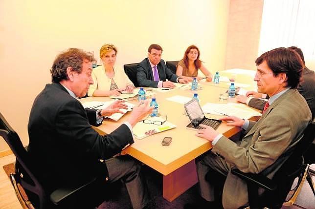De Santiago destaca la «sintonía» con el Gobierno en la ordenación
